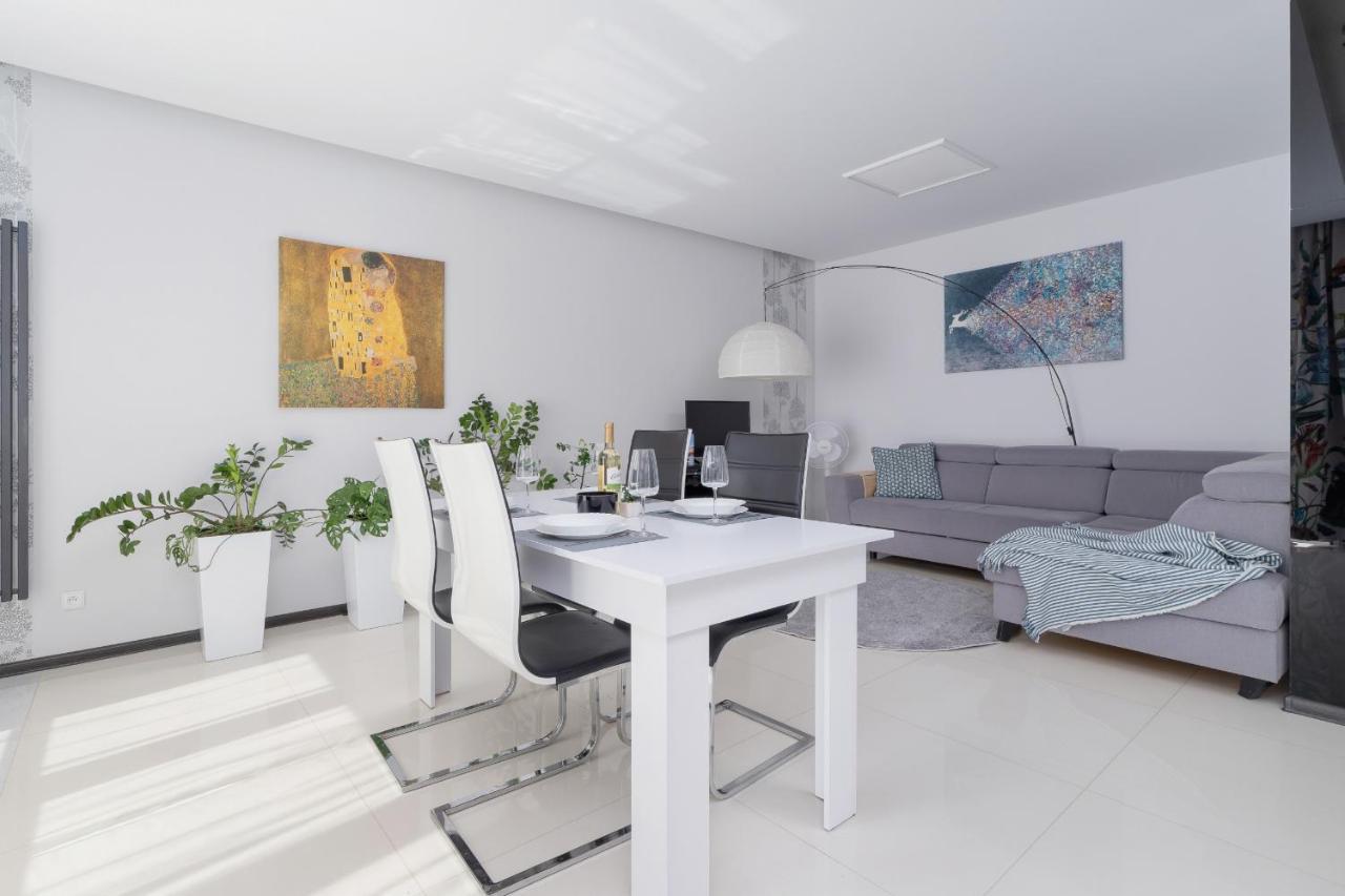 Wonderful Apartment Garden Residence By Noclegi Renters Cracovia Exterior foto